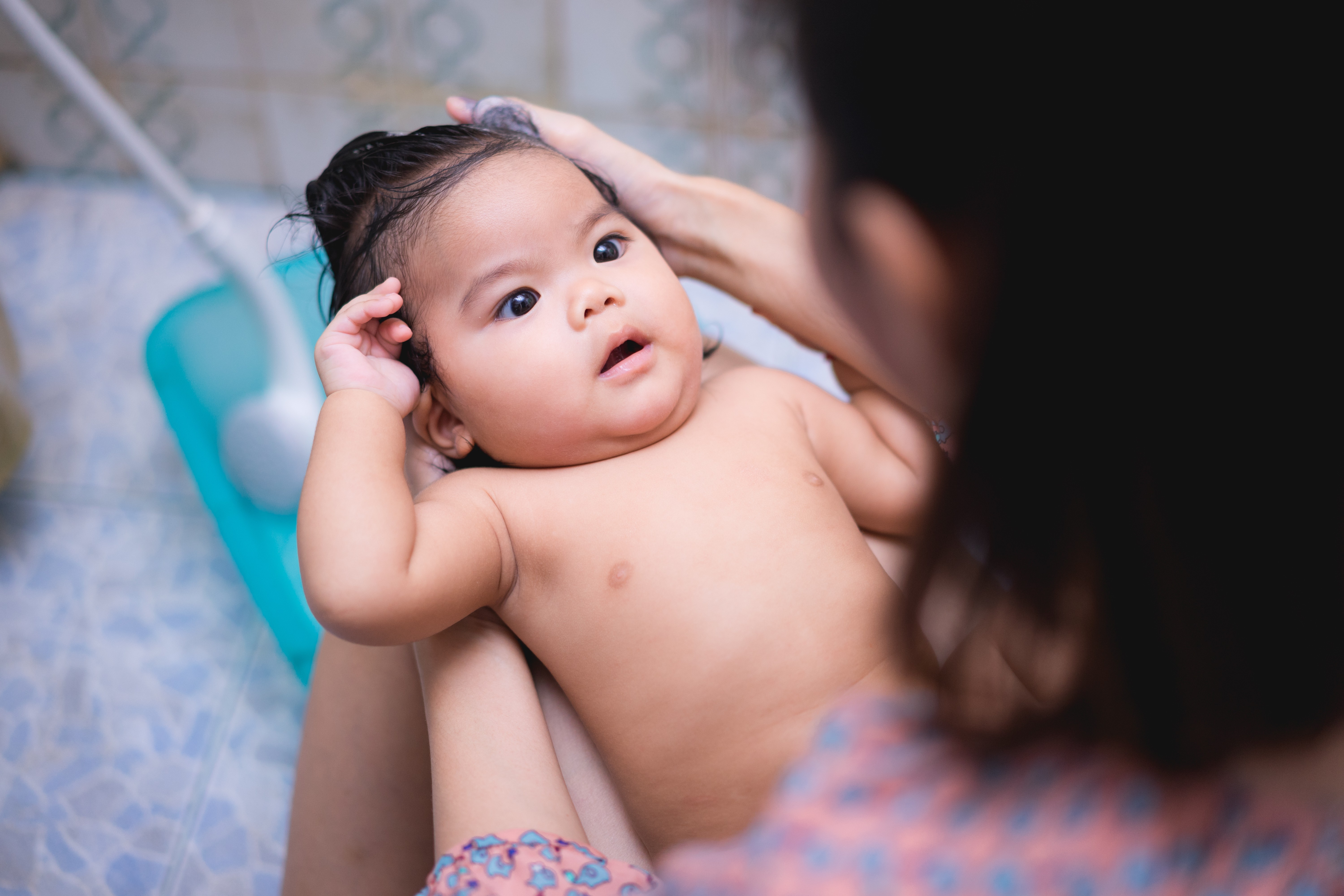 rambut bayi lama tumbuh, perawatan rambut bayi, tips rambut bayi sehat, nutrisi rambut bayi, Bunda, si Kecil